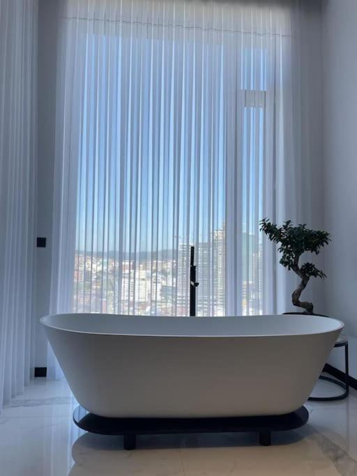 Luxury Penthouse Prishtina Apartment Prishtinë Ngoại thất bức ảnh